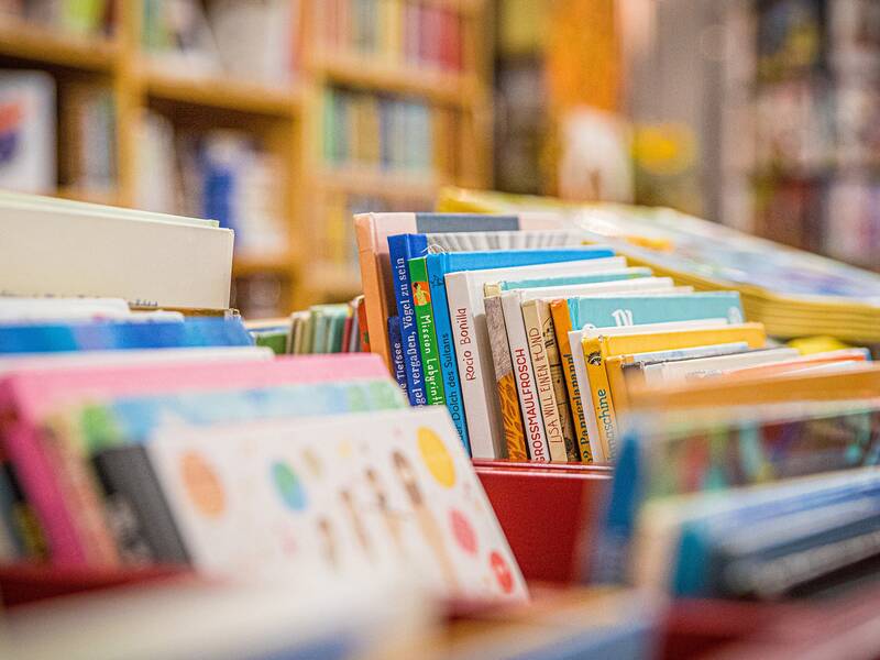 Ein Regal voller bunter Kinderbücher in einer Buchhandlung.