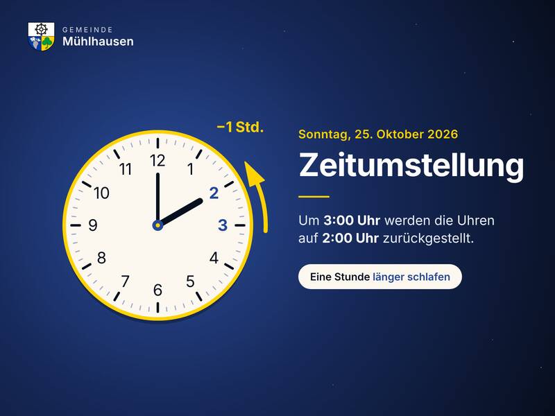 Eine analoge Uhr zeigt drei Uhr und ein gelber Pfeil deutet auf zwei Uhr, daneben ist der Hinweis "Zeitumstellung" für Sonntag, den 25. Oktober 2026, dass die Uhr um eine Stunde zurückgestellt wird.